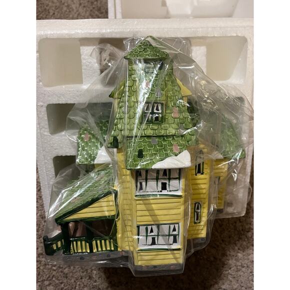 VILLAGE RESORT Department 56: The Original Snow Village Open Box 50920 - Picture 4 of 4